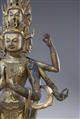 Hervorragende große Figur des elfköpfigen Avalokiteshvara. Feuervergoldete Bronze. Tibet. 18. Jh. - image-8