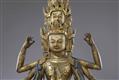 Hervorragende große Figur des elfköpfigen Avalokiteshvara. Feuervergoldete Bronze. Tibet. 18. Jh. - image-11