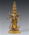 Hervorragende große Figur des elfköpfigen Avalokiteshvara. Feuervergoldete Bronze. Tibet. 18. Jh. - image-1