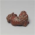 A boxwood netsuke of a reclining shishi. Late 18th century - image-3