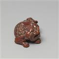 A boxwood netsuke of a reclining shishi. Late 18th century - image-4