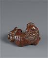 A boxwood netsuke of a reclining shishi. Late 18th century - image-6