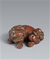 A boxwood netsuke of a reclining shishi. Late 18th century - image-1