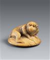 Netsuke eines Affens auf einem Kissen (zabuton). Elfenbein. 18. Jh. - image-2