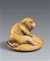 Netsuke eines Affens auf einem Kissen (zabuton). Elfenbein. 18. Jh. - image-1