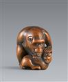 Netsuke eines Affens mit Jungem. Buchsbaum. Kyoto. Frühes 19. Jh. - image-1