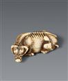 A Kyoto ivory netsuke of a reclining ox. Late 18th century - image-1