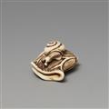 Netsuke einer Schnecke auf zusammengeklapptem Lotosblatt. Elfenbein. 19. Jh. - image-2