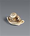 Netsuke einer Schnecke auf zusammengeklapptem Lotosblatt. Elfenbein. 19. Jh. - image-1