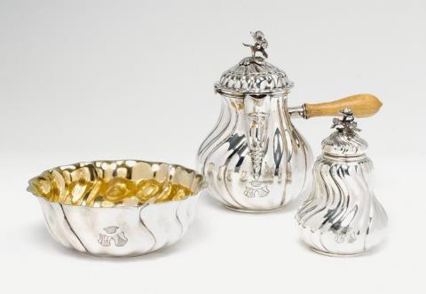 Johann Caspar Anton Osthues - A Münster silver partially gilt teapot, tea caddy and sweets dish. Marks of Johann Caspar Anton Osthues, ca. 1860.