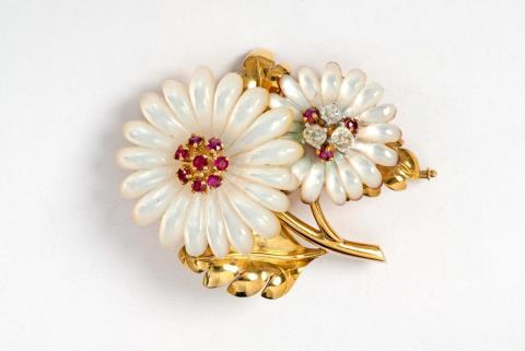  Wolfers Frères - A Belgian 18 ct gold and mother of pearl sunflower brooch by Wolfers Frères.