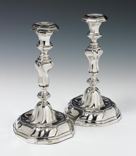 Georg Julius Friedrich Knauer - A pair of Hannover silver candlesticks. Engraved with the arms of the von Krosigk family. Marks of Georg Julius Friedrich Knauer, ca. 1830.