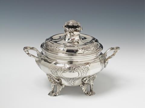 Iwan Frolow - A St. Petersburg silver interior gilt tureen and cover. Assay mark Ivan Frolov, 1760.