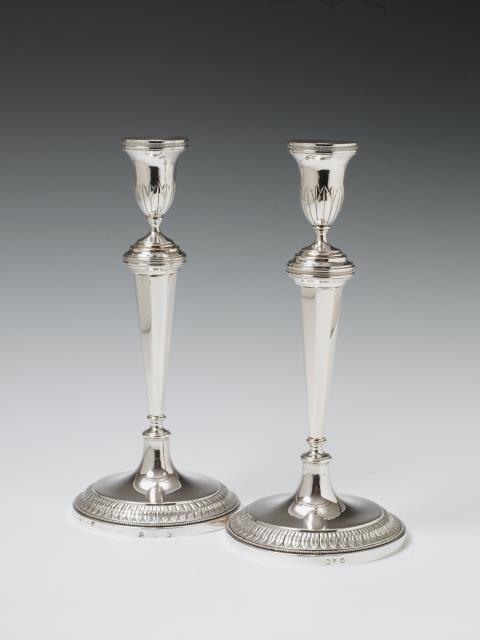 P. L. Dandelooy - A pair of Antwerp silver candlesticks. With a small monogram "CCVK" to the base. Marks of P. L. Dandelooy, ca. 1840.