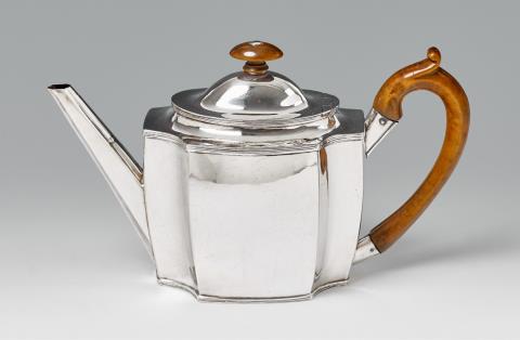Thomas Wallis II - A George III London silver teapot