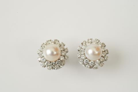 Juwelier Wilm - A pair of 18k white gold, diamond and cultured pearl earrings by jeweller Wilm/Hamburg