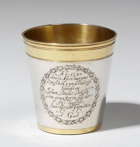 David I Schwestermüller - A small parcel gilt Augsburg silver christening beaker. With the engraved dedication "Johann Paulus Deusch" from his "Gevatterin bey der H: Tauff fr: Barbara Wydemann", and dated 1680. Marks of David I Schwestermüller, 1651 - 54.