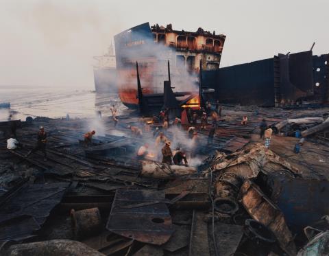 Edward Burtynsky - Shipbreaking #11, Chittagong, Bangladesh