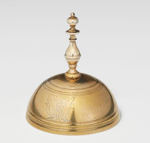 Friedrich I Schwestermüller - An Augsburg silver gilt table bell. Marks of Friedrich I Schwestermüller, 1681 - 85.