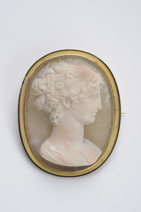 Angelo Amastini - A 14k gold Neoclassical cameo brooch