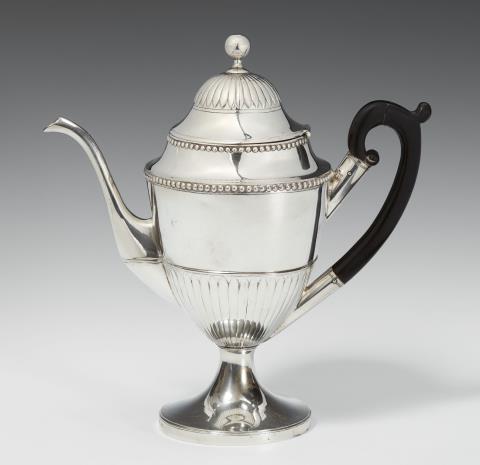 Anton Carl und Friedrich Johann Severin - A Schleswig silver teapot. Marks of Anton Carl & Friedrich Johann Severin, ca. 1790.