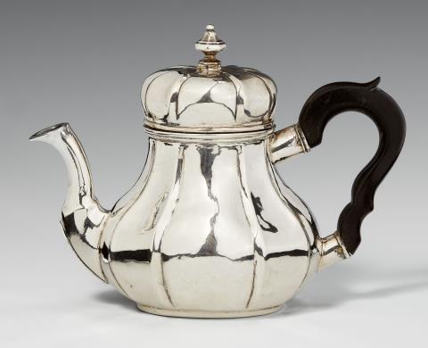 Niels Johnsen - A Copenhagen silver tea pot. Marks of Niels Johnsen, 1732.