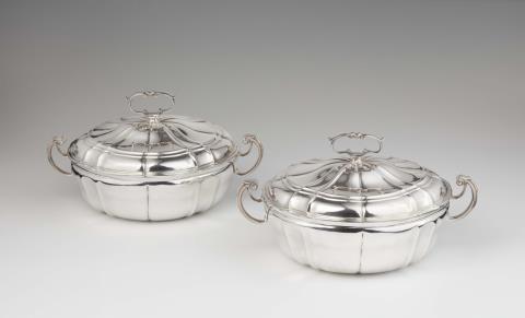 Frantz Anton Renner - A pair of Hannover silver tureens and covers