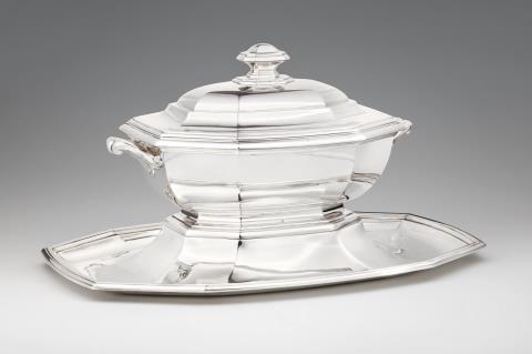 Georges Fouquet-Lapar - A large Art Deco silver tureen and stand