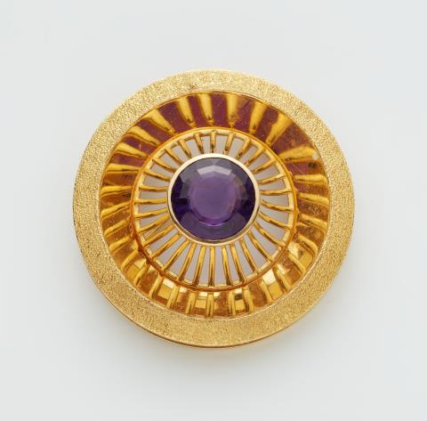 Max Zeitz - An 18k gold granulation amethyst brooch