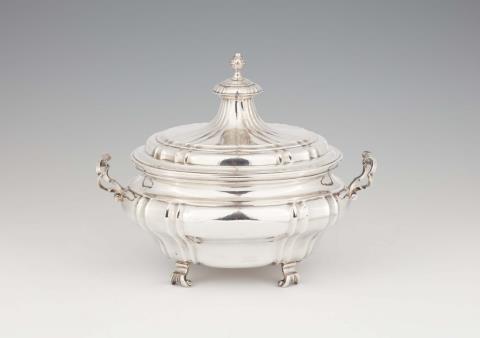 Johann Ludwig Straus - A Strasbourg silver tureen and cover