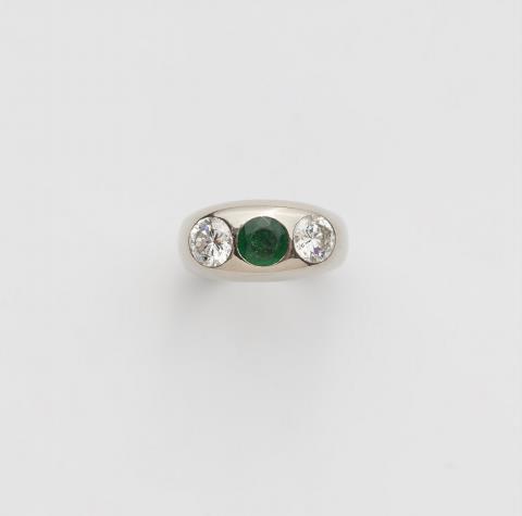 Jeweller Rath - A gentlemen's 18k white gold emerald ring