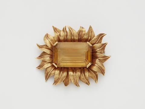 Maison de Greef - An 18k gold citrine flower brooch