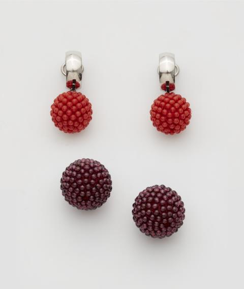Goldsmiths Weber - A pair of variable 18k white gold raspberry earrings