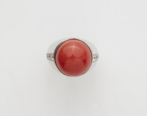 Maison Mauboussin - An 18k white gold coral cabochon ring