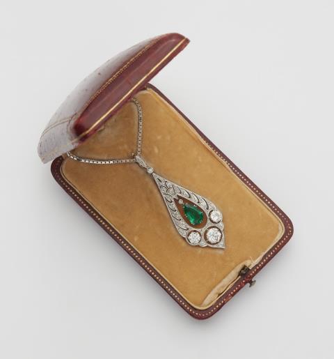 J.C. Osthues - An Art Déco 18k white gold diamond and Colombian emerald pendant