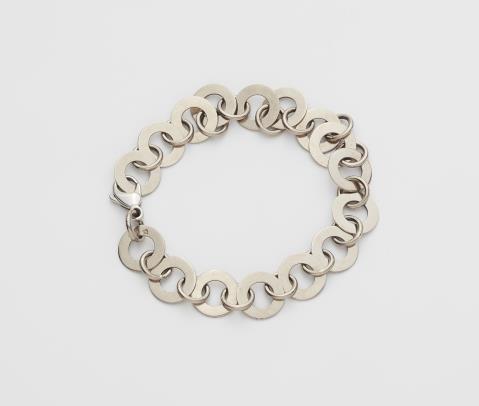 Albert Classen - A German 18k white gold chain bracelet.