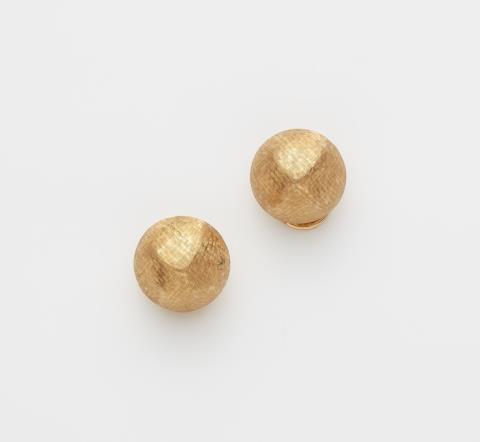 Juwelier Wilm - A pair of structured 18k gold clip earrings.