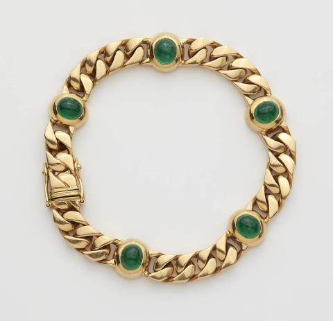 Juwelier Richarz - An 18k gold chain bracelet with cabochon-cut emeralds.