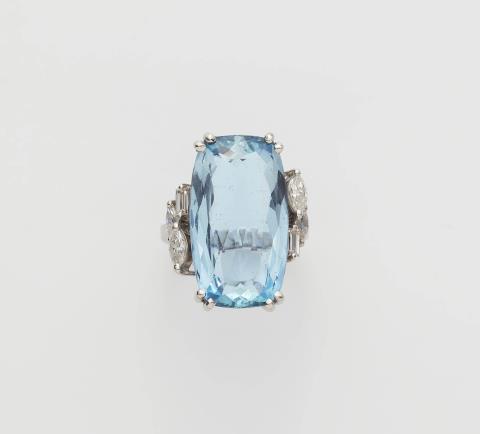 Juwellers H.  Stern - An 18k gold diamond and ca. 10.50 ct aquamarine cocktail ring.