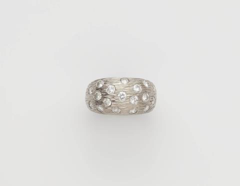 Juwelier Richarz - A German 18k white gold and diamond band ring.