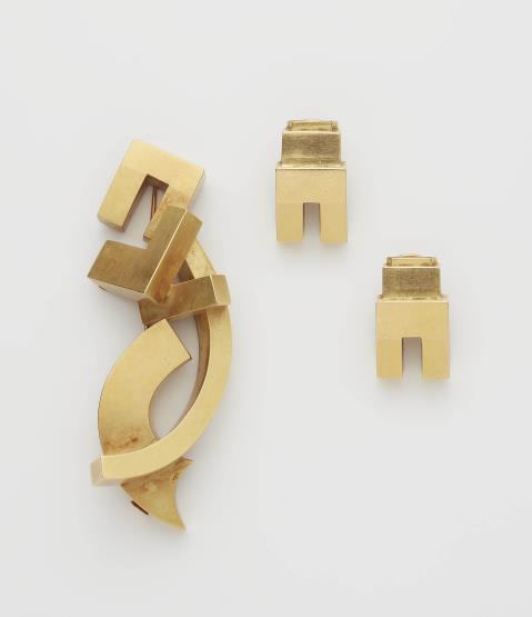 Jürgen Schablitzky - A German 18k gold brooch and a pair of clip earrings.