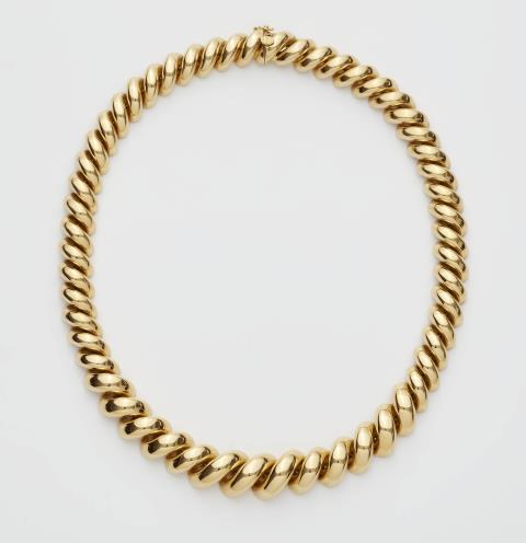 Riccardo Masella - An Italian 18k gold moulded chain necklace.