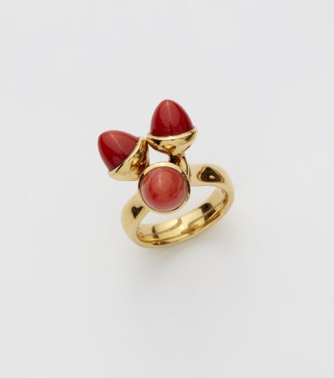 Tamara Comolli - An Italian 18k gold and sugarloaf-cut coral "Mikado" ring.