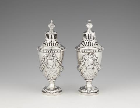 Johannes Schiotling - A pair of Amsterdam silver sugar casters