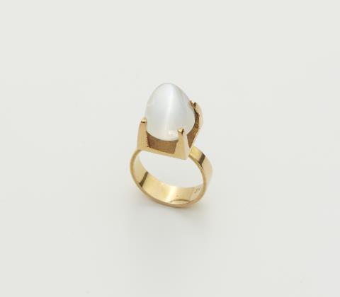 Albert Sous - A German 18k gold and sugarloaf-cut moonstone ring.