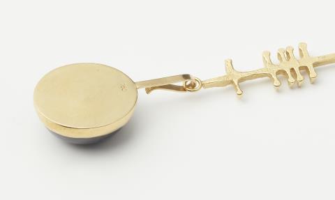 Albert Sous - A German hand forged 18 kt gold pendant necklace with a detachable labradorite cabochon pendilia.