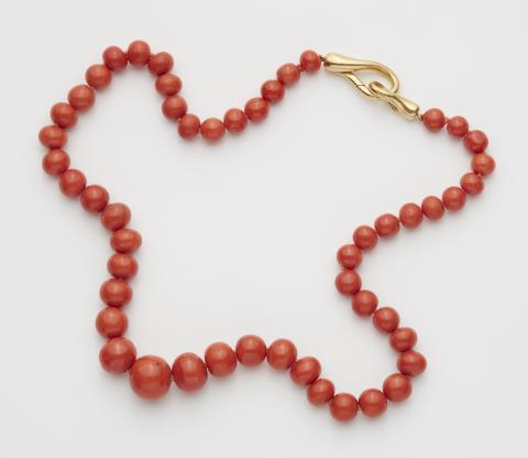 Pomellato - A coral necklace with an 18k gold Pomellato clasp.