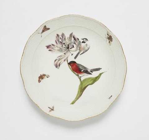  Meissen Royal Porcelain Manufactory - A Meissen porcelain dish with bullfinches and a tulip