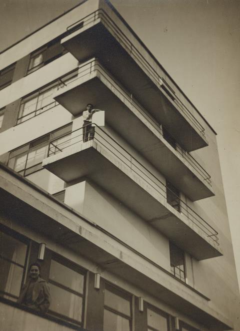 T. Lux Feininger - Xanti Schawinsky auf einem Balkon des Ateliergebäudes des Bauhauses