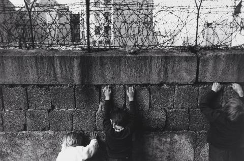 Will McBride - Robin McBride und Freunde an der Mauer, Berlin